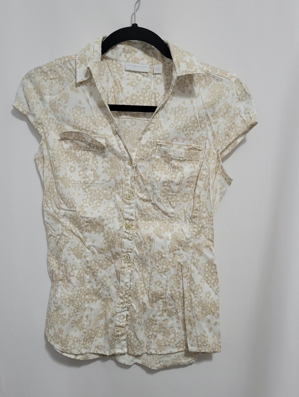 New York & Company Cream Floral Button-Front Cap Sleeve Shirt, Size S